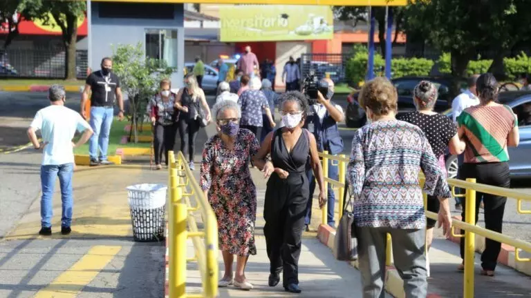 Mais de 2 mil idosos foram vacinados hoje pela Prefeitura de Goiânia