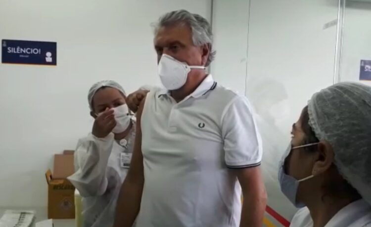 Ronaldo Caiado é vacinado em Goiânia nesta terça-feira