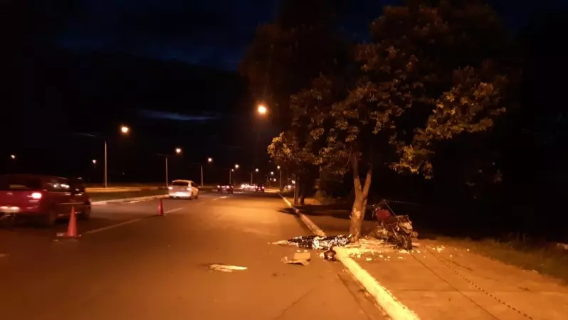 Motociclista morre após bater em árvore, no Jardim Serra Azul I, em Goiânia