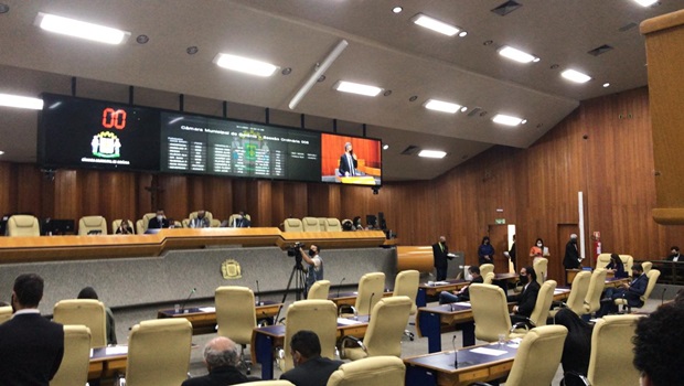 Propostas de homenagens a Iris Rezende geram impasse na Câmara Municipal