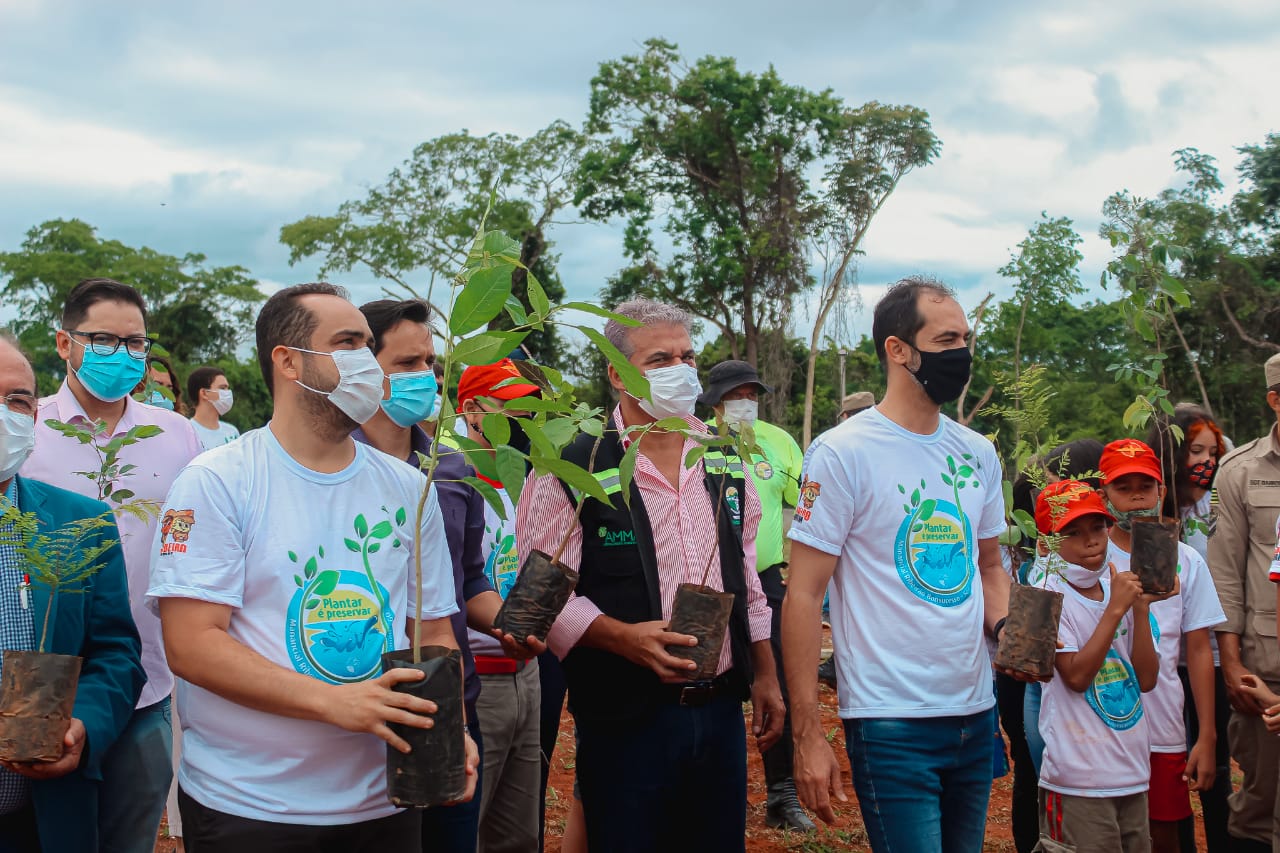 Senador Canedo promove plantio de árvores nativas do cerrado na Captação Bonsucesso