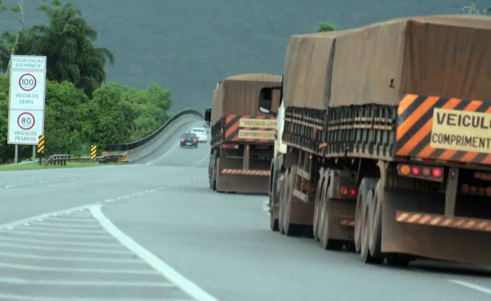 Motoristas de caminhão e ônibus sem exame toxicológico serão multados a partir desta sexta-feira, 12