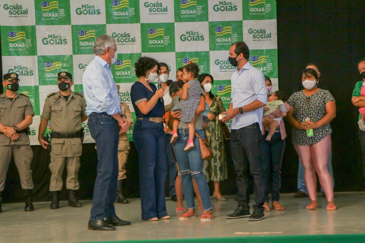 Mães de Senador Canedo são beneficiadas com cartão do Programa Mães de Goiás