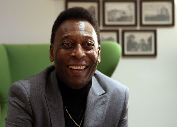 Pelé volta a ser internado para continuar tratamento de tumor no cólon