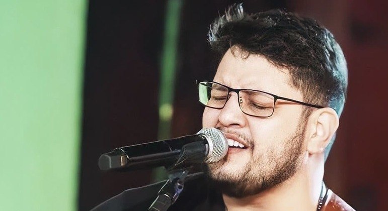 Famosos lamentam a morte do cantor Maurílio pelas redes sociais