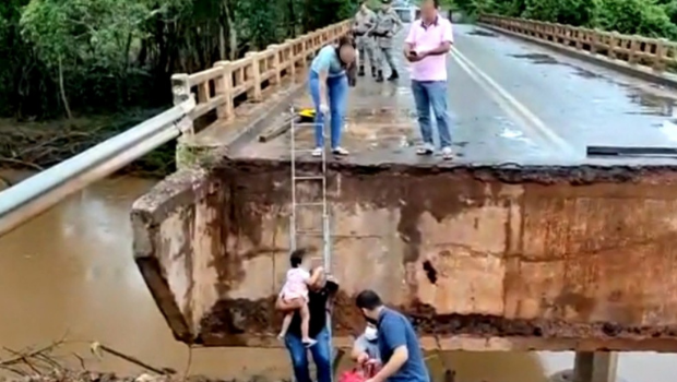 No Nordeste goiano, moradores se arriscam em escada para ponte