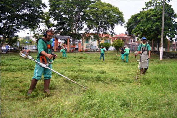 RAPHAEL DA SAÚDE SOLICITA ROÇAGEM E LIMPEZA EM TERRENOS E PRAÇAS PÚBLICAS DA REGIÃO LESTE