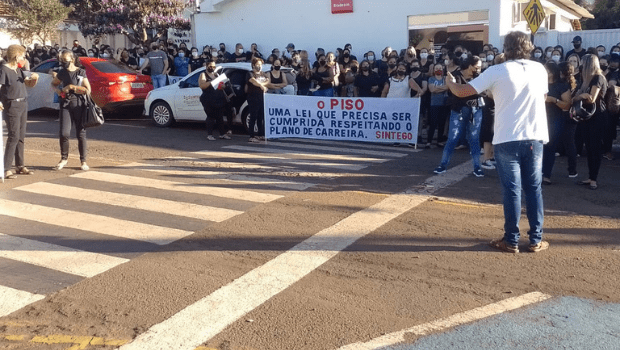 Professores de Jataí protestam em frente à Prefeitura por piso nacional