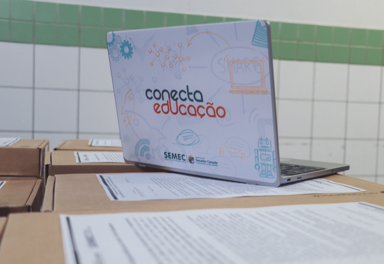 Prefeitura de Senador Canedo realiza mais uma etapa de entrega dos Chromebooks para professores da Rede Municipal de Ensino