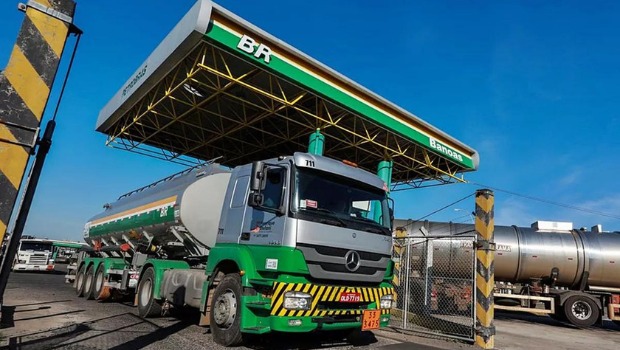 Distribuidoras já subiram preço da gasolina em Goiás, reclamam revendedores