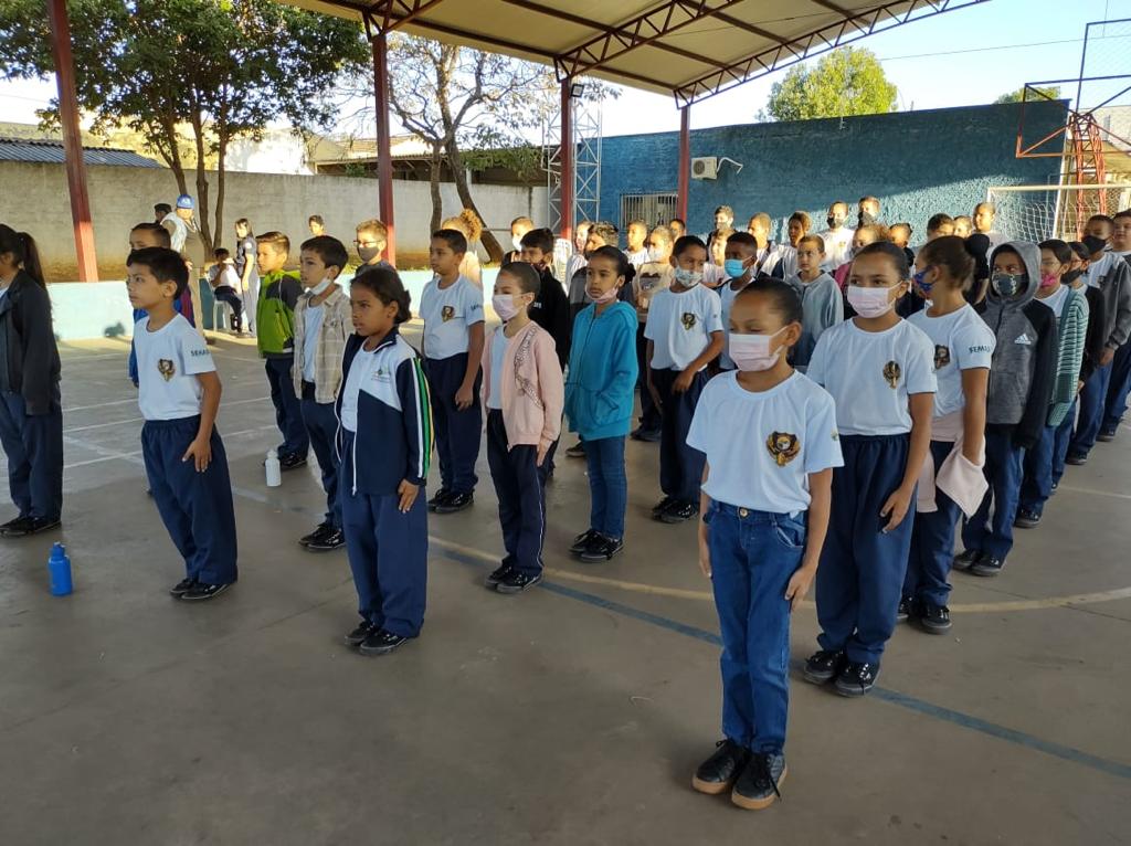 Crianças e adolescentes da Guarda Mirim de Senador Canedo fazem trilha ambiental no Parque Areião em Goiânia