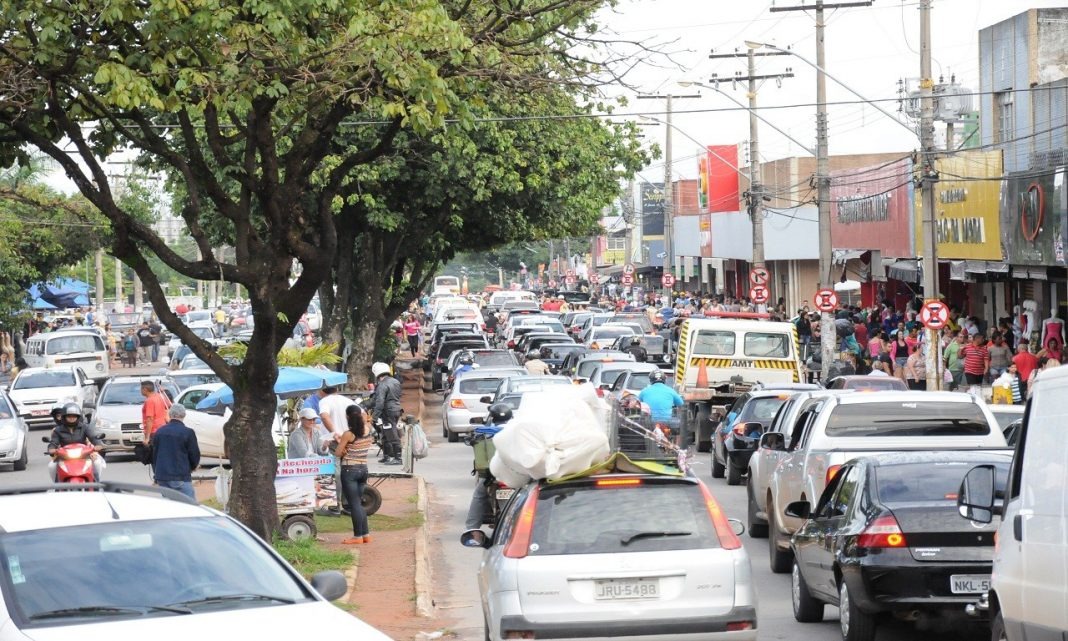 Rua 44 passa a ser mão única e vagas de estacionamento aumentam