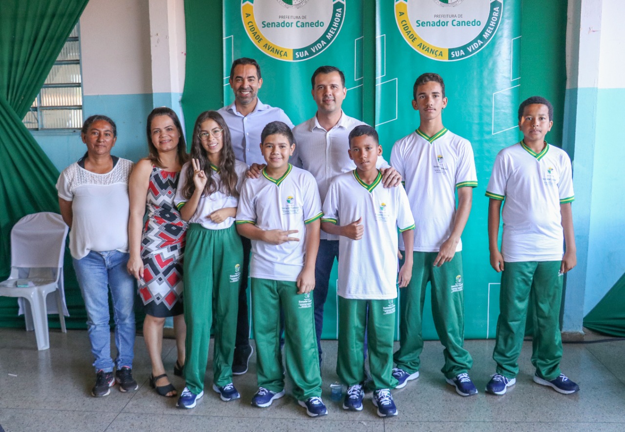 Senador Canedo inicia a entrega dos uniformes completos com tênis para todos os alunos da rede municipal de ensino