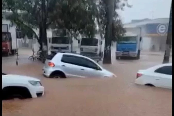 Fortes chuvas causam estragos em Planaltina de Goiás; Veja vídeos
