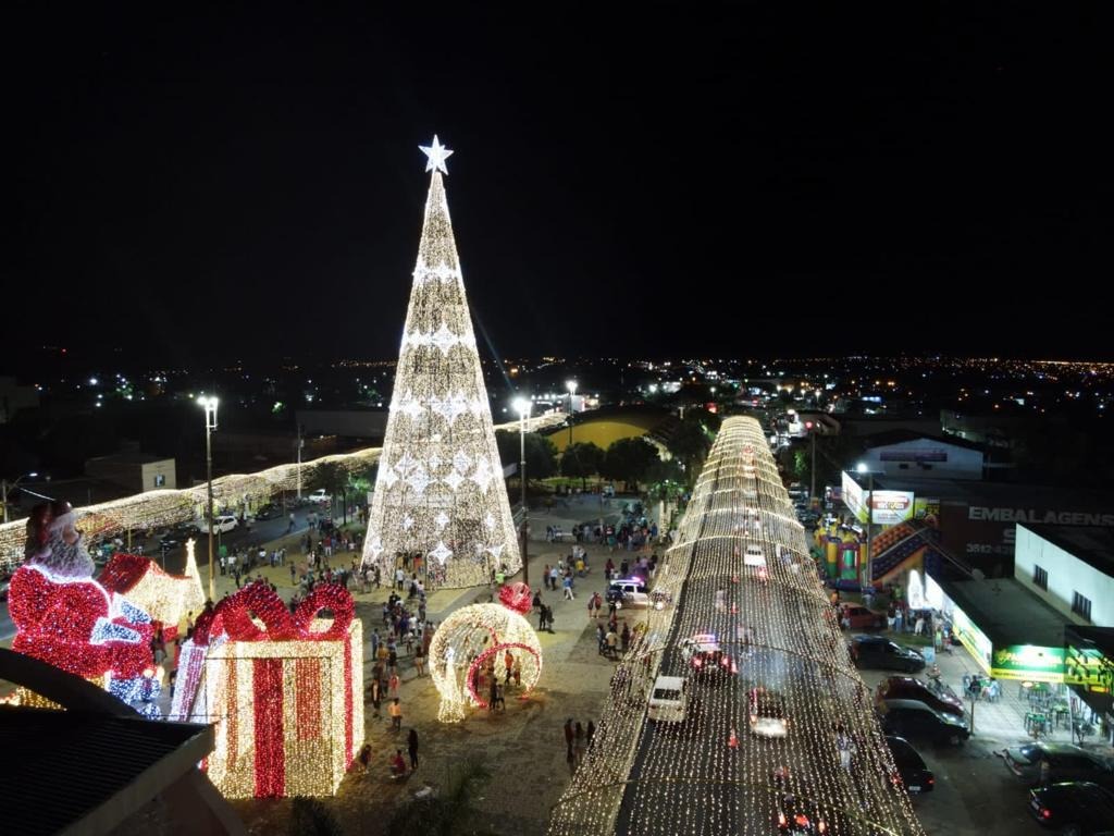 Prefeitura de Senador Canedo inaugura tradicional decoração natalina com espetáculos e chegada do papai noel