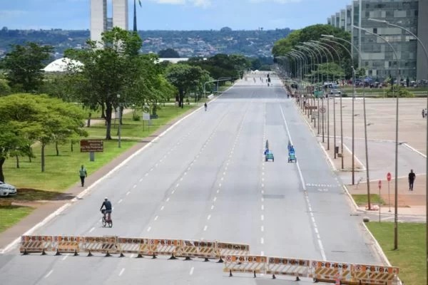 Com bolsonaristas “versus” Força Nacional e Esplanada fechada, Brasília tem domingo tenso Elder Dias