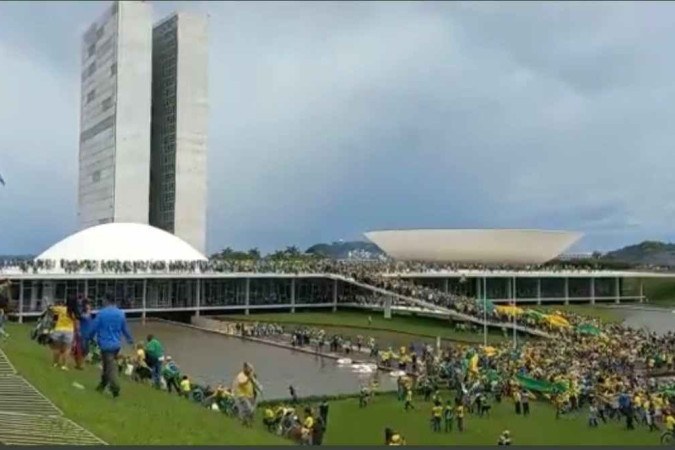 Bolsonaristas furam bloqueio e invadem Congresso NacionalSegundo o presidente interino do Senado Federal, os manifestantes já invadiram a área do Senado Federal