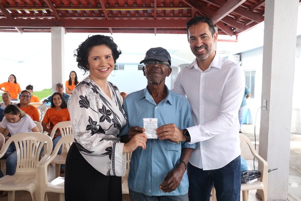 Prefeito Fernando Pellozo entrega Carteira Interestadual do Idoso para moradores da Vila Galvão