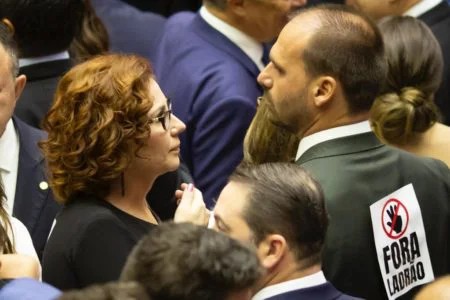 Deputados protestam contra Lula durante posse na Câmara: “Fora ladrão”