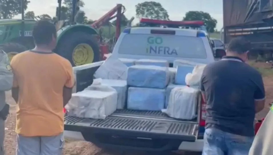 Dupla tenta subornar policiais em R$ 1 milhão ao ser flagrada com 600kg de drogas em Goiás