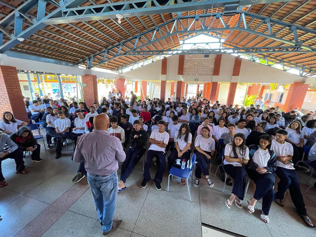Paulo Cezar fala a alunos da importância do  Legislativo para o fortalecimento da democracia