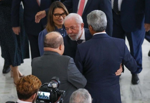 Reajuste une Lula, Ibaneis e forças de segurança em cerimônia no Planalt