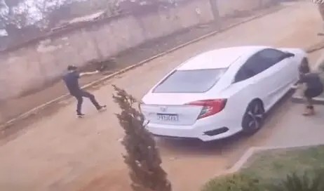 Advogado é baleado dentro de carro ao chegar em casa para deixar o filho, em Goiânia
