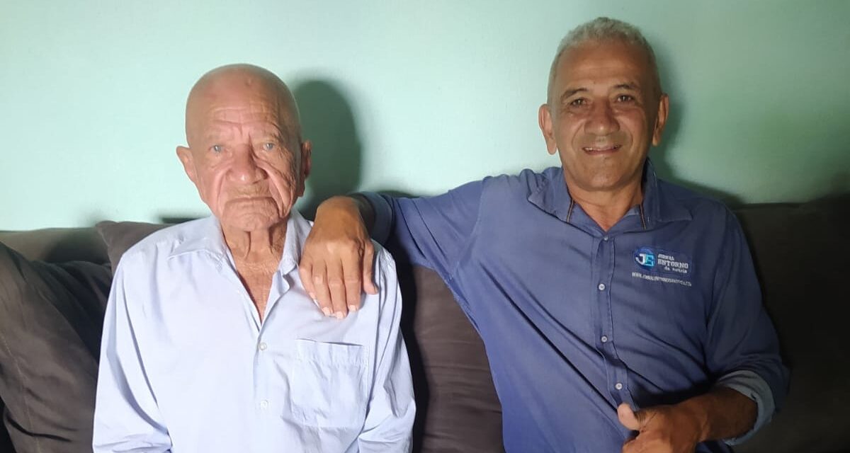 Visita especial de líder comunitário marca celebração dos 95 anos de Seu Tie na Vila Pedroso