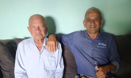 Visita especial de líder comunitário marca celebração dos 95 anos de Seu Tie na Vila Pedroso