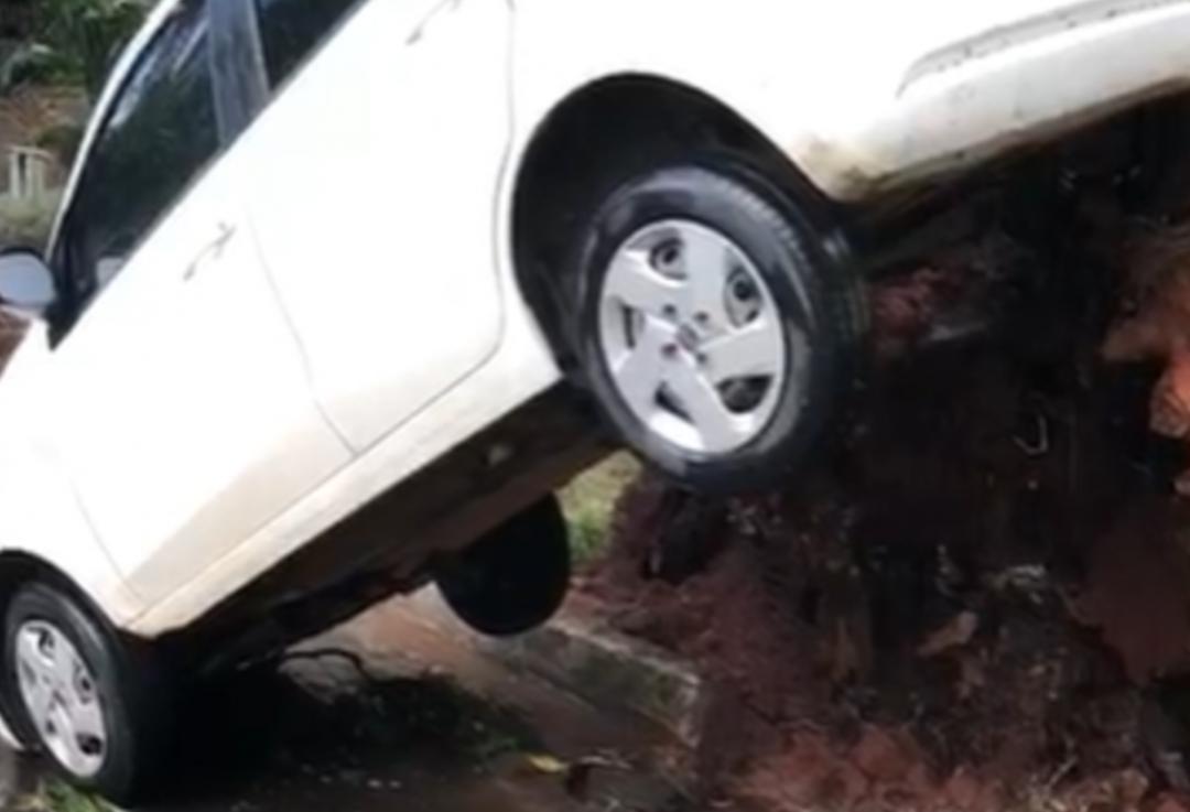 Homem fica com carro suspenso após chuva derrubar árvore em Goiânia