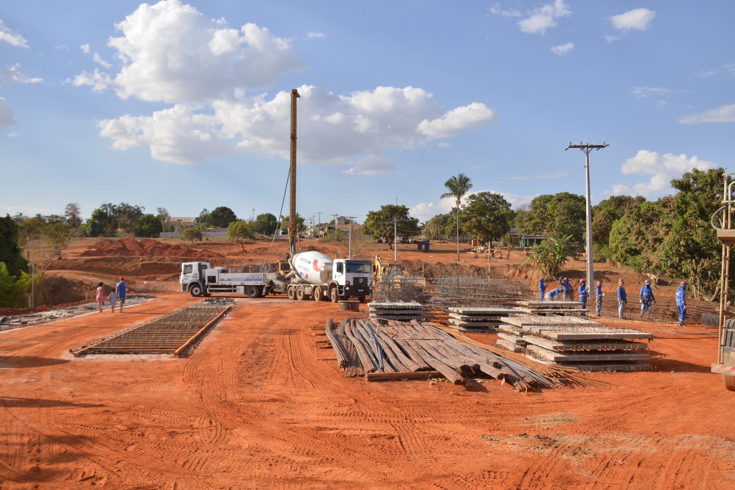 Obras do Eixo Leste-Oeste 01 avançam com pavimentação de trechos e construção de pontes