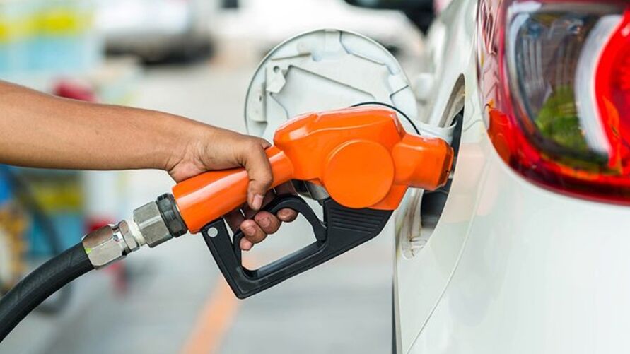 Brasileiros cruzam a fronteira para comprar gasolina na Argentina a R$ 3,10 por litro