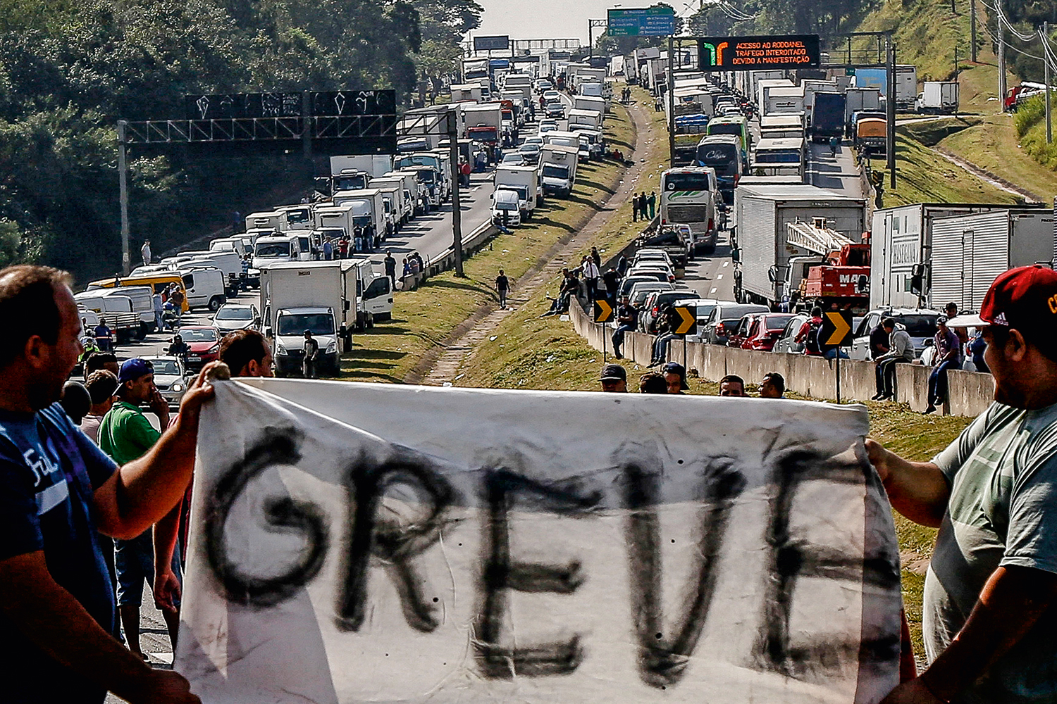 CAMINHONEIROS PROMETEM GREVE NO DIA PRIMEIRO SE DIESEL NÃO BAIXAR