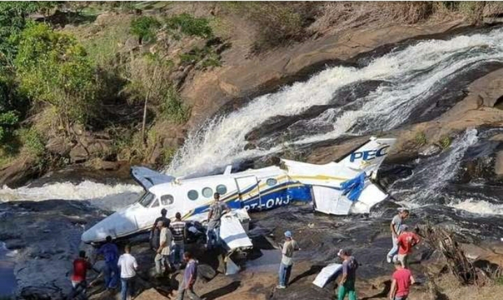 Avião de Marília Mendonça cai em Minas; morte da cantora é confirmada