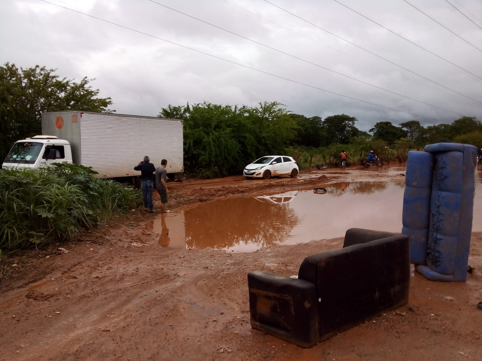 MORADORES DO GRANDE RETIRO PEDEM SOCORRO E QUEREM ASFALTO NA AVENIDA AMERICANO DO BRASIL.  O LOCAL ESTÁ TOTALMENTE INTRASINTAVEL COM AS FORTES CHUVAS !!!