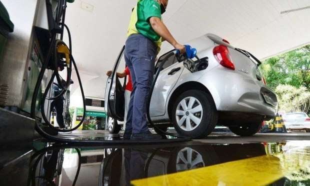 Brasileiro já gasta 22% do salário mínimo para encher o tanque de gasolina