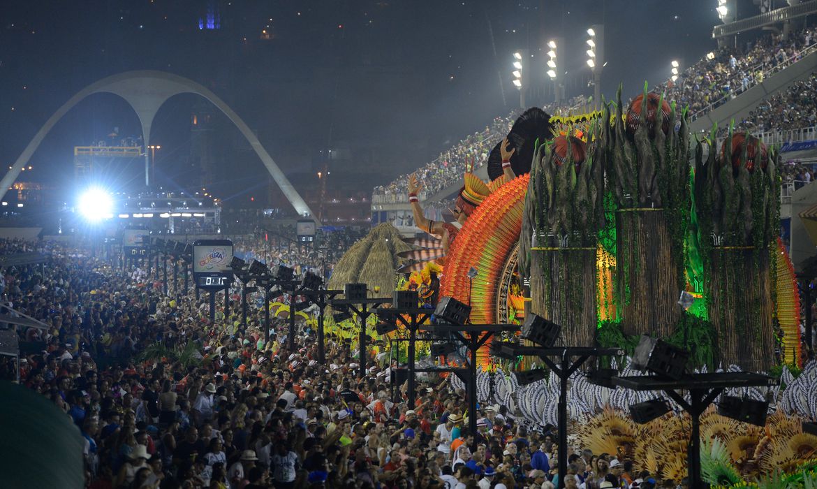 Carnaval no Rio pode ocorrer sem restrições, diz comitê de enfrentamento à covid