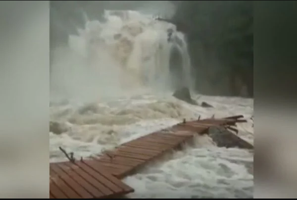 Chuva destrói seis pontes e deixa mil famílias ilhadas na Chapada dos Veadeiros