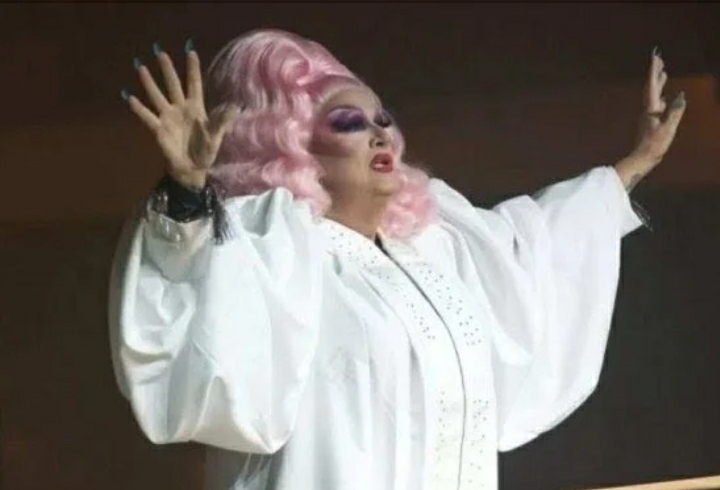 Pastor que se vestiu de drag queen na TV é afastado do cargo