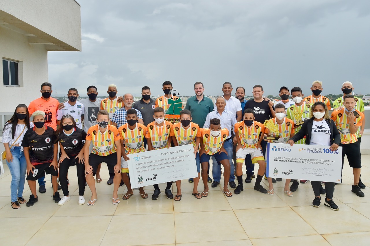 Gustavo recebe time do Santa Luzia campeão da Taça das Favelas