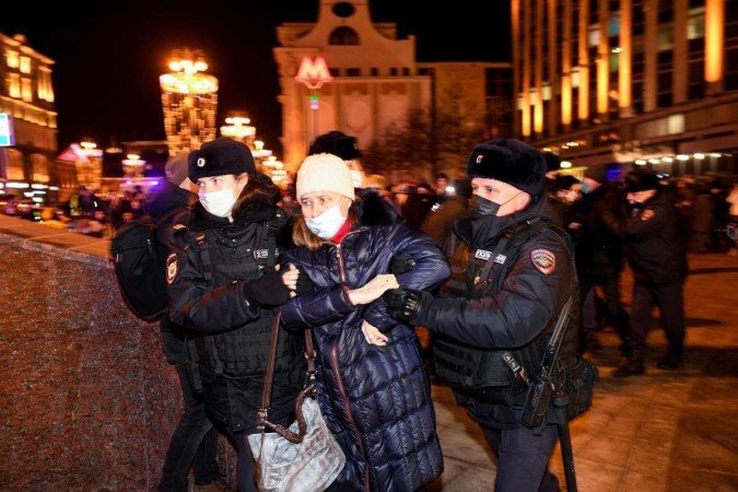 Mais de 900 pessoas são detidas em protestos anti-guerra na Rússia