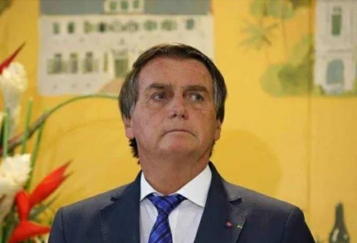 Bolsonaro fala em ditadura e anuncia que nos próximos dias “algo vai nos salvar”