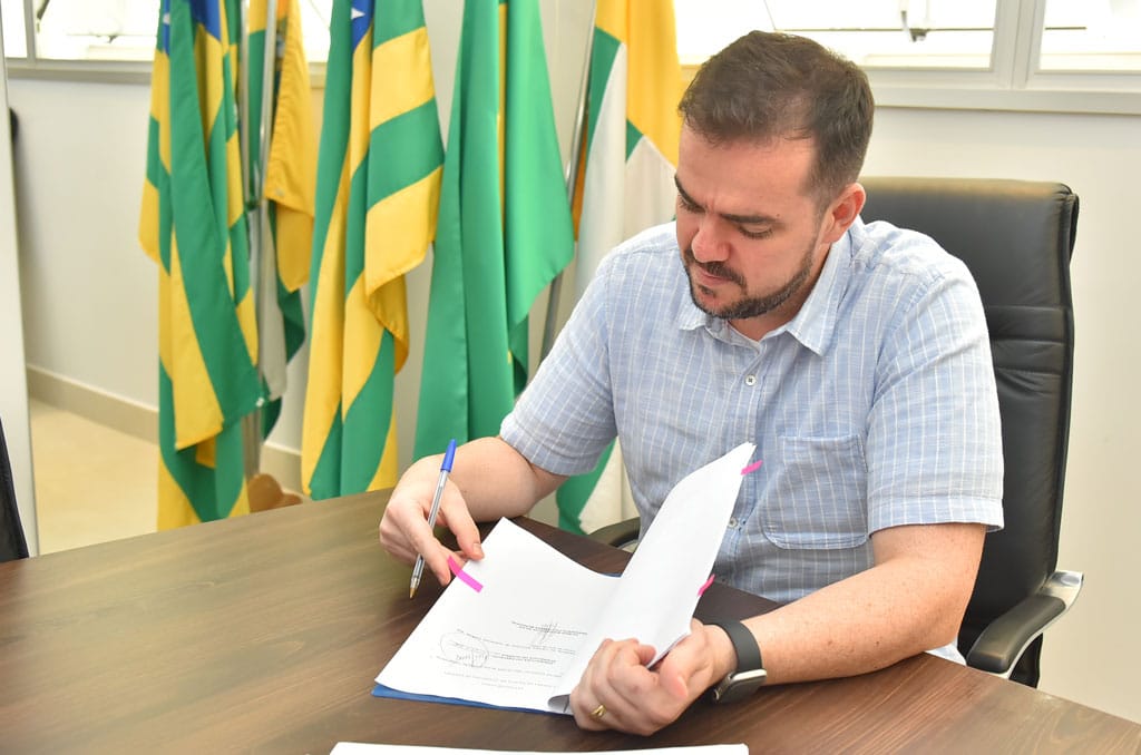 Prefeito Gustavo Mendanha sanciona lei que torna facultativo uso de máscara em Aparecida