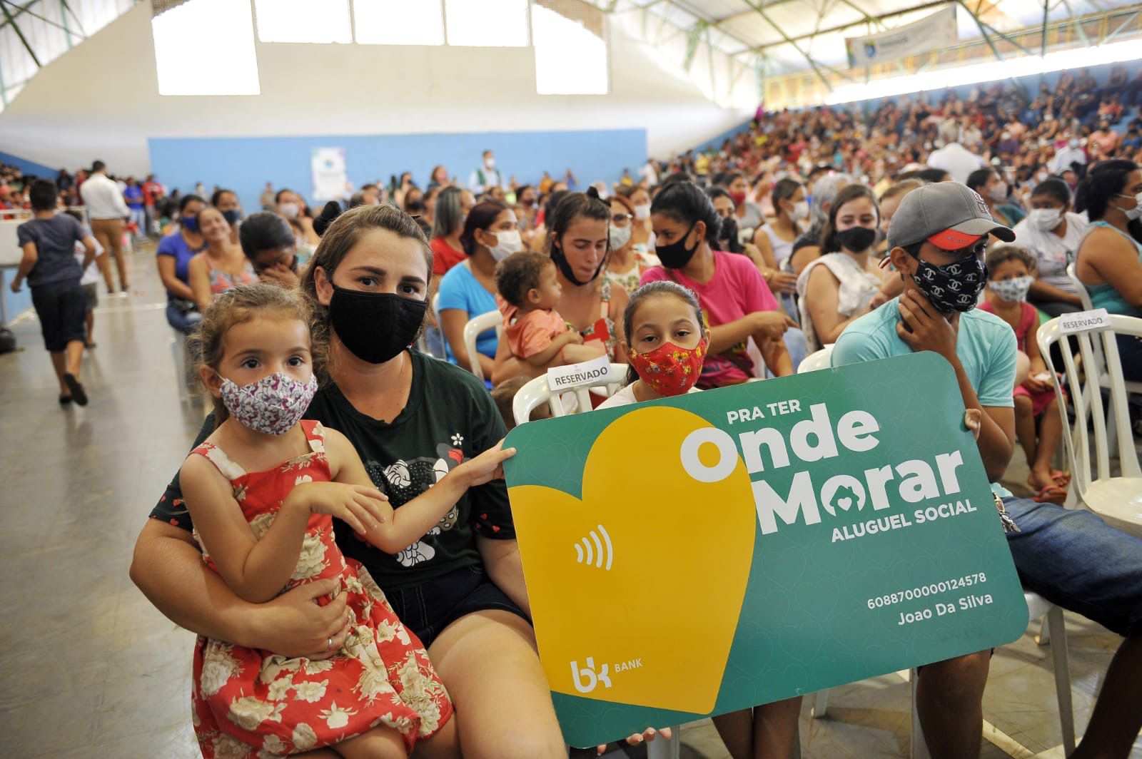 Senador Canedo entrega mais de 480 cartões do programa Aluguel Social e quase 300 escrituras nesta quinta-feira