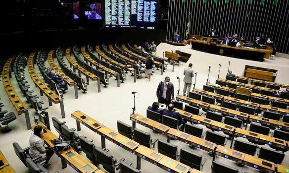 Deputados têm até hoje para trocar de partido sem perder mandato