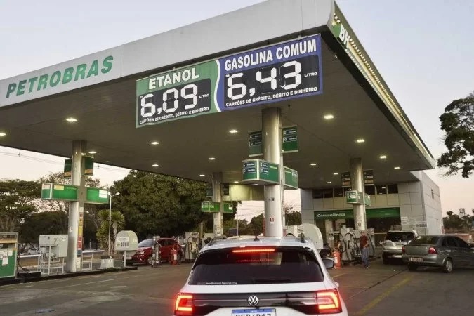 Redução dos impostos começa a baixar o preço da gasolina em postos