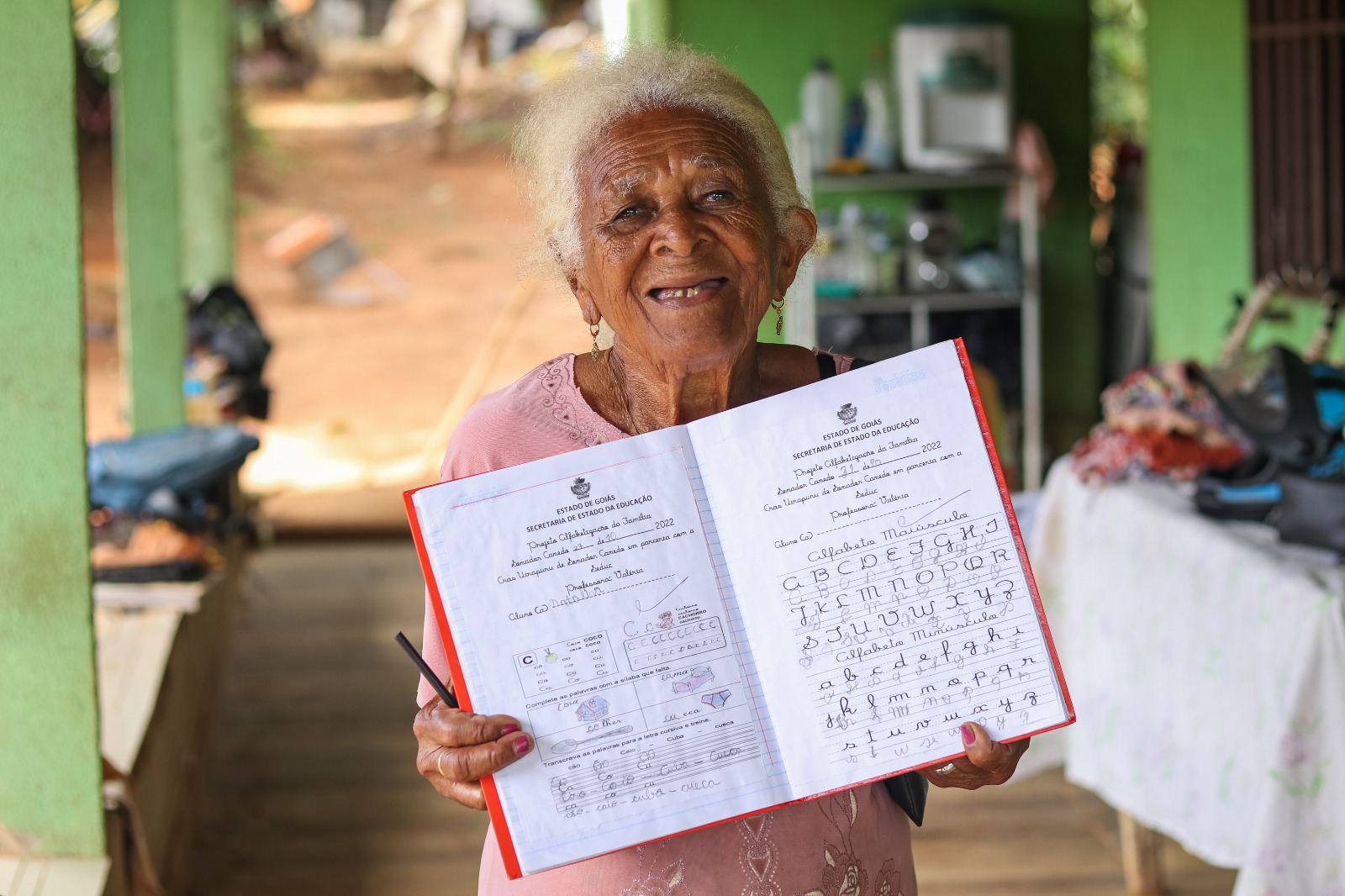 Dona Natália aprende a ler e escrever aos 90 anos de idade em Senador Canedo*