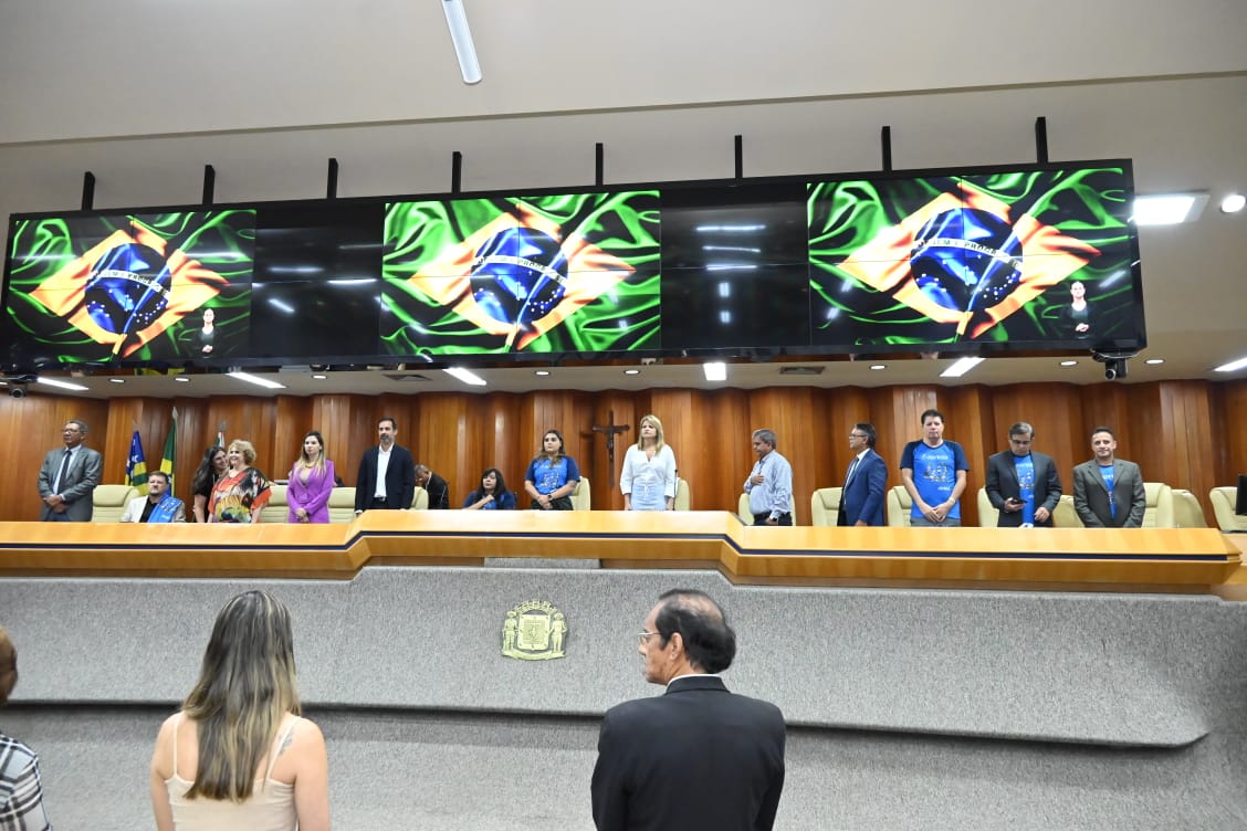 Em sessão lotada e prestigiada, Sabrina Garcez homenageia os 42 anos da Adfego