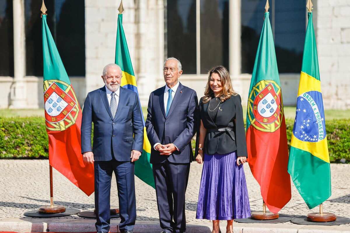Lula é recebido com honras numa cerimônia marcada por segurança reforçada